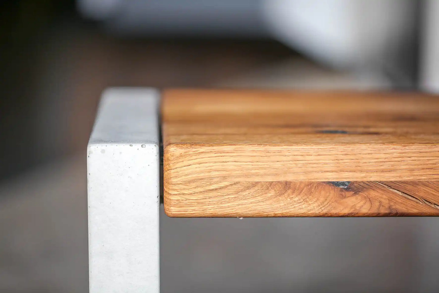 Hocker mit Sitzfläche aus Massivholz und Standfüßen aus Beton Detailansicht von vorne