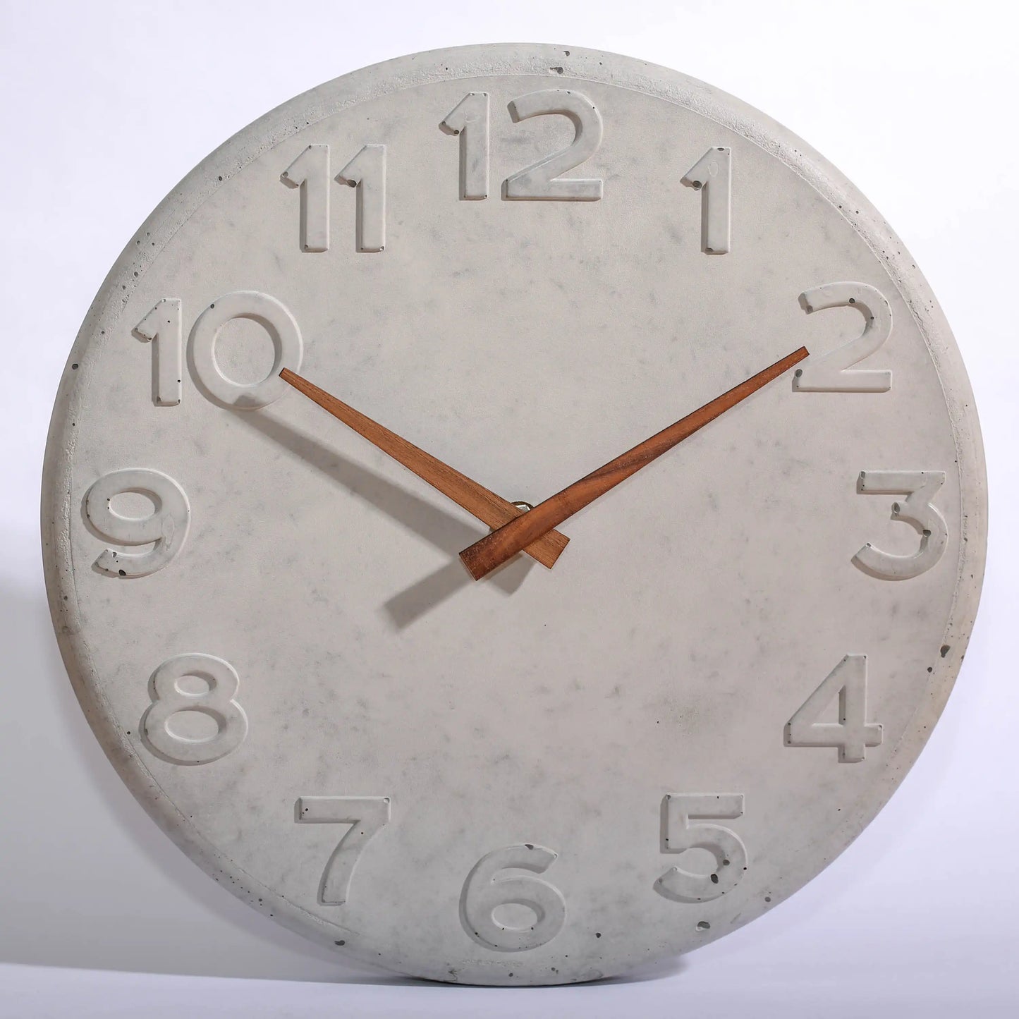 Wanduhr aus Beton mit Holzzeigern