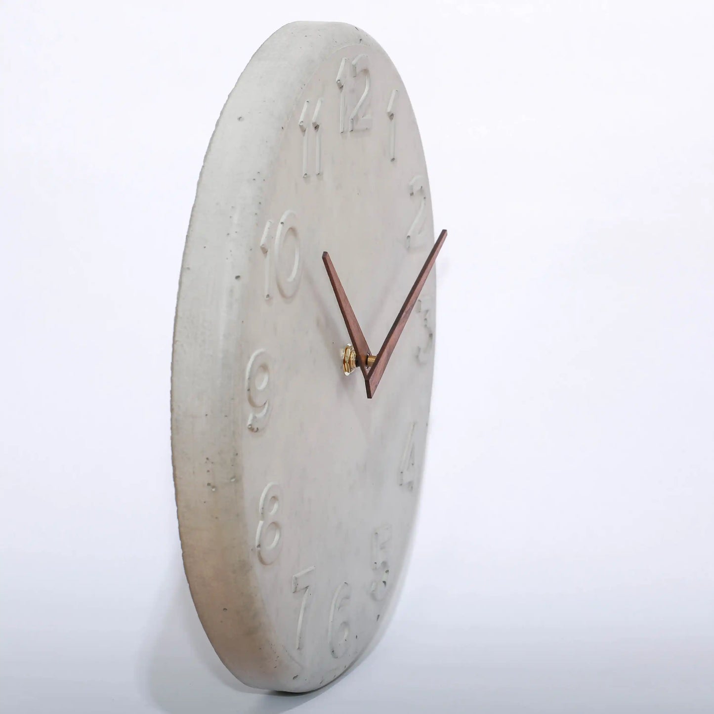 Wanduhr von der Seite aus Beton, mit Holzzeigern