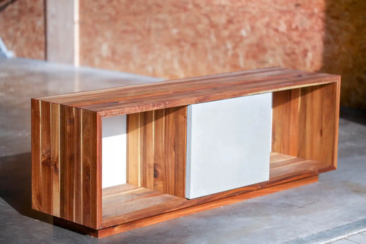 Sideboard aus Massivholz mit Beton-Schiebetüre