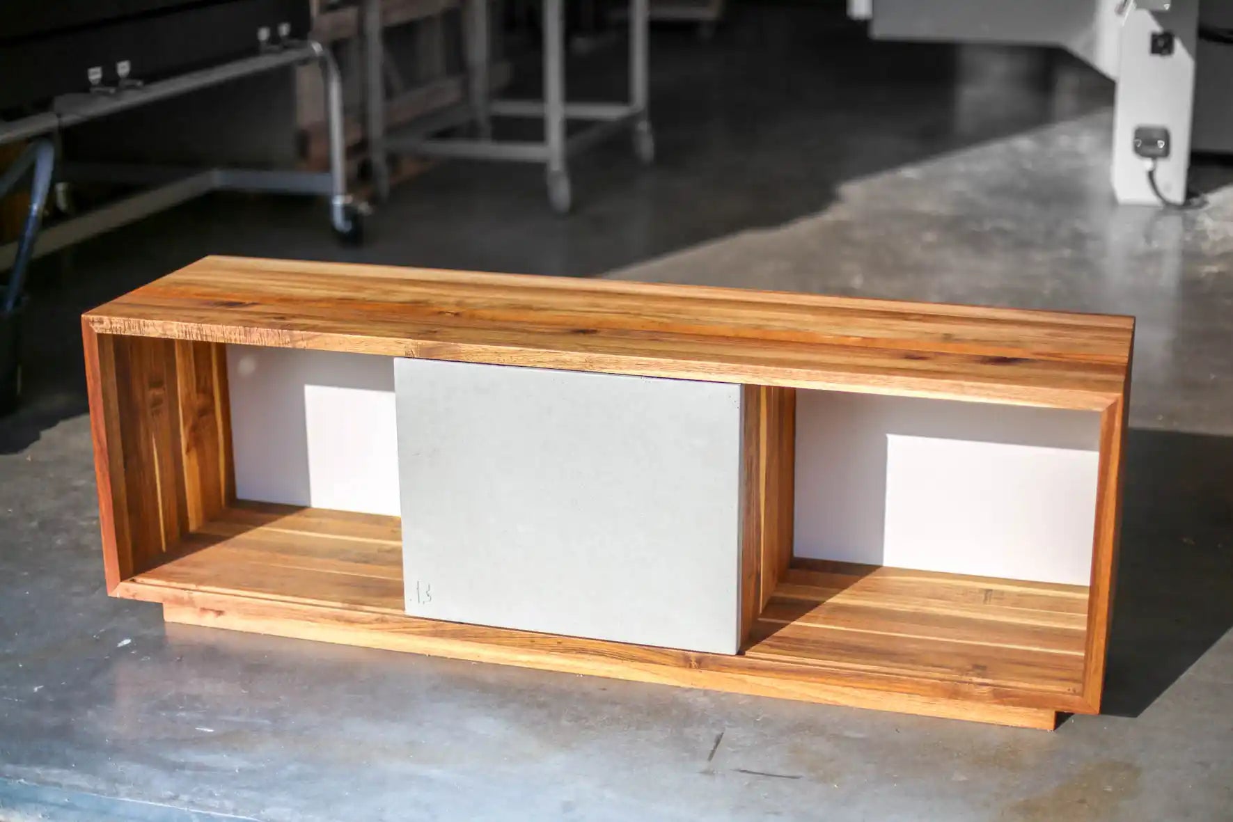 Sideboard aus Massivholz mit Beton-Schiebetüre von vorne
