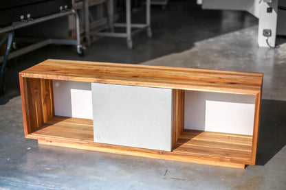 Sideboard aus Massivholz mit Beton-Schiebetüre von vorne