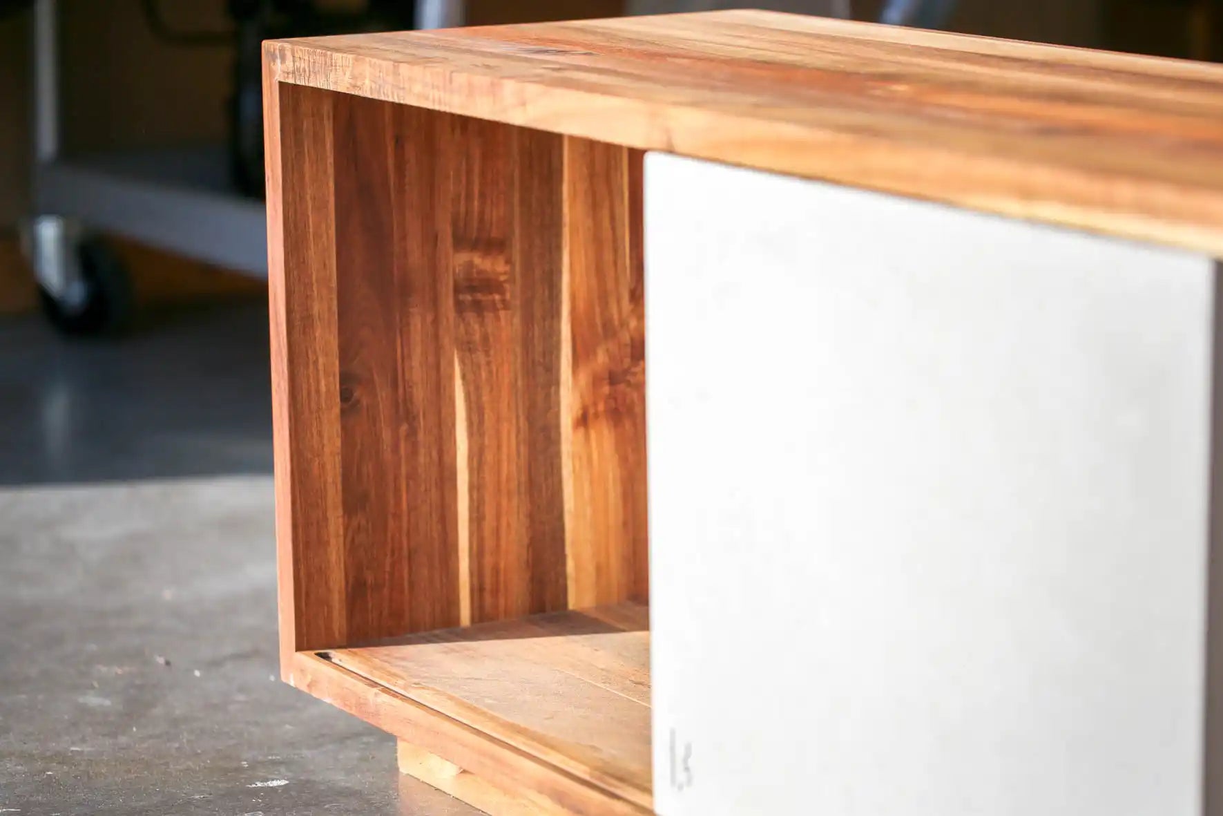 Sideboard aus Massivholz mit Beton-Schiebetüre Detailansicht