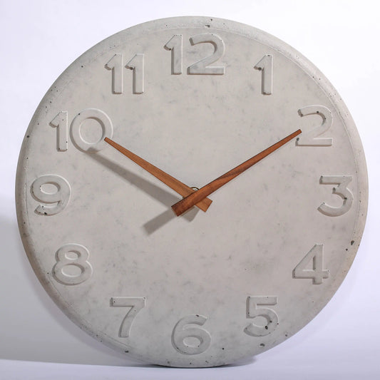 Wanduhr aus Beton mit Holzzeigern