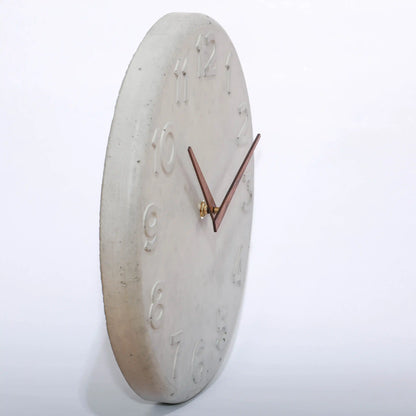 Wanduhr von der Seite aus Beton, mit Holzzeigern